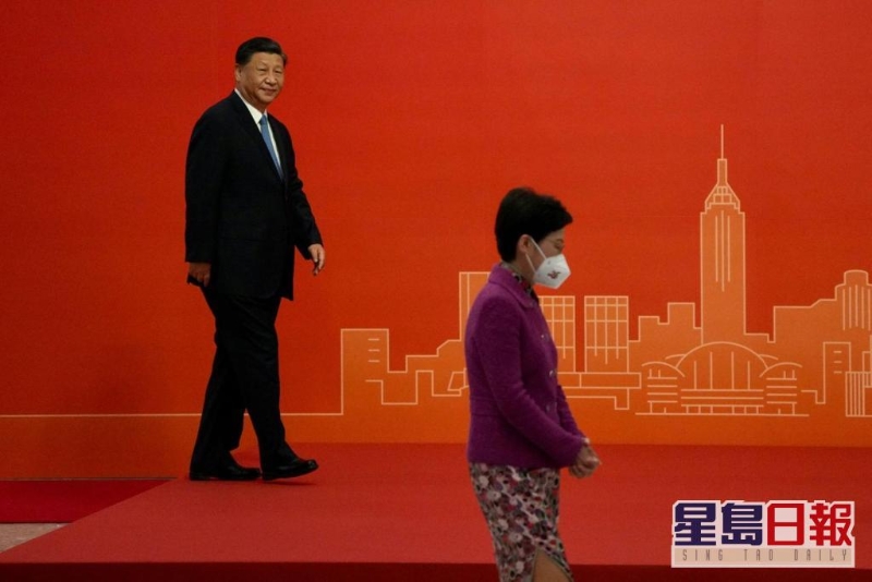 习近平向在场的新闻界发表简短讲话。