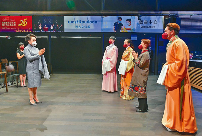 彭麗媛昨午抵戲曲中心,欣賞粵劇綵排,並讚賞演員的表演非常專業。