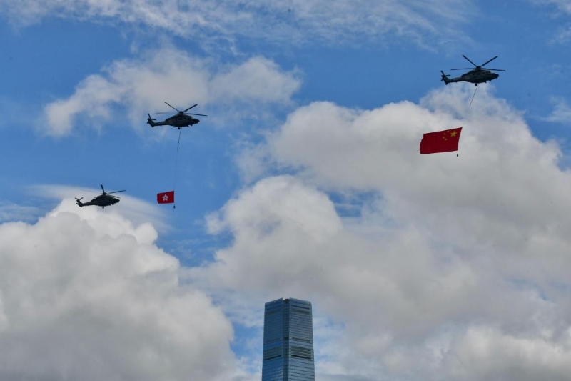 飛行服務隊飛越維港慶祝回歸。