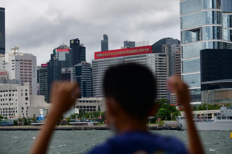 有市民外出慶祝回歸。