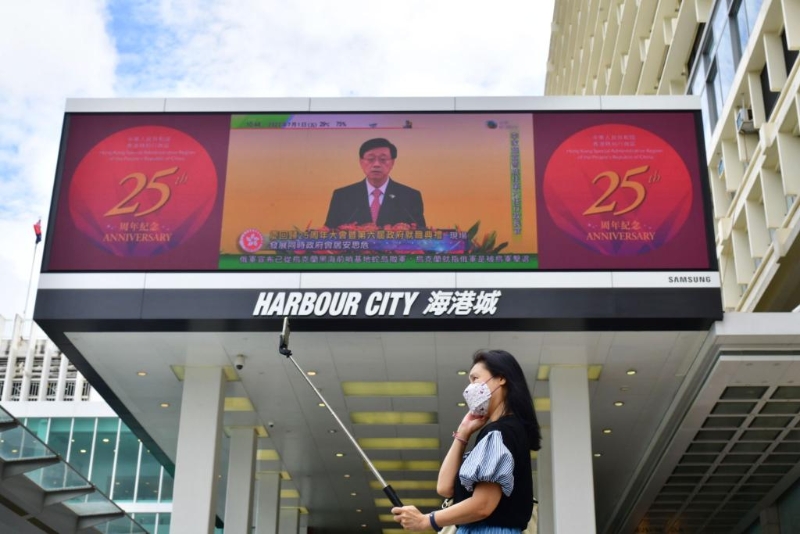 有市民外出慶祝回歸。