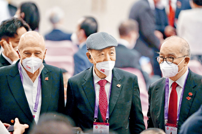 嘉華集團主席呂志和（中）及蘭桂坊集團主席盛智文（左），昨出席第六屆政府就職典禮。