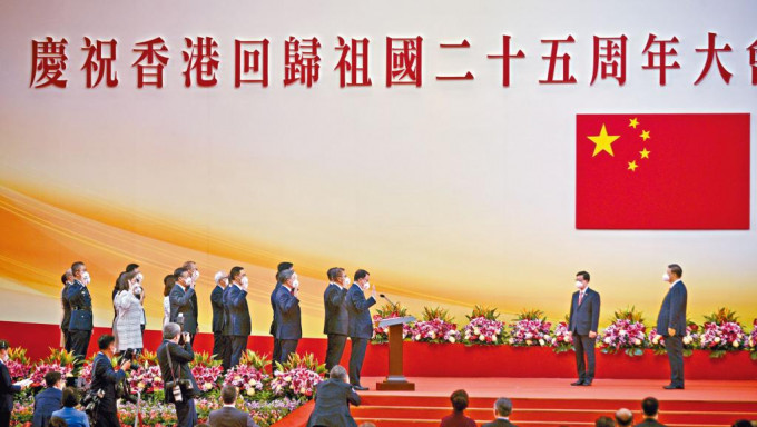 特區第六屆政府就職典禮，國家主席習近平（右一）和特首李家超（右二）台上監誓。