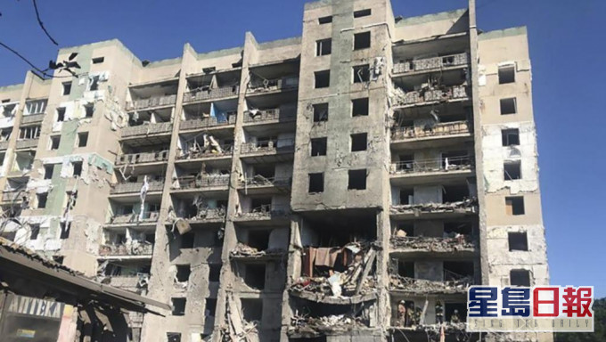 乌克兰敖德萨一栋住宅楼遭攻击受损。
