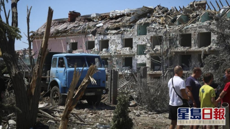乌克兰指俄军对敖德萨的住宅楼发动导弹袭击。 AP