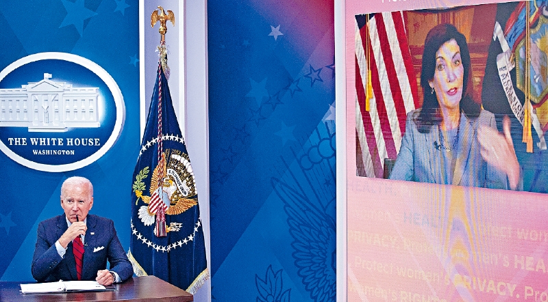 总统拜登在视频会议上表示，联邦政府将保护跨州堕胎的女性，及确保全国妇女能够购买和获得经FDA批准的堕胎药物。 右边是参与会议的纽约州州长胡楚。