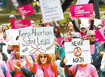 加州11月选举将有七项提案交给选民公投，包括决定是否修订加州宪法，明确列明堕胎受州宪法保障。 图为支持女性堕胎选择权的人士过去在州府举行集会。 美联社