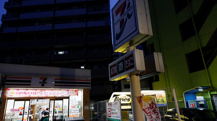 東京天氣酷熱加上供電緊張，有便利店要關閉招牌牌燈光慳電。路透社資料圖片
