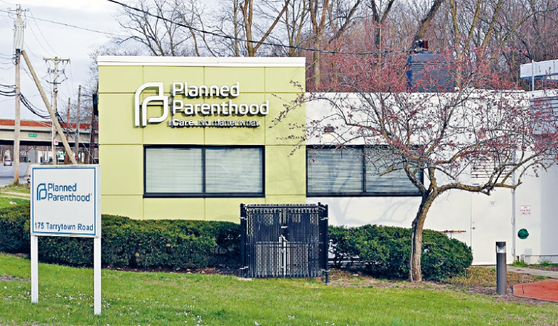 蒙大拿州计划生育协会本周已停止为居住在堕胎禁令州的女性提供药物流产服务，避免犯法。