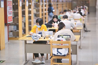 中山图书馆内，学习气氛浓厚。 广州日报全媒体记者陈忧子摄