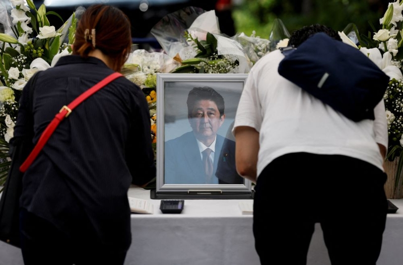日本東京自民黨總部的祭壇上，哀悼者在已故日本前首相安倍晉三的肖像照片前鞠躬。路透社圖片