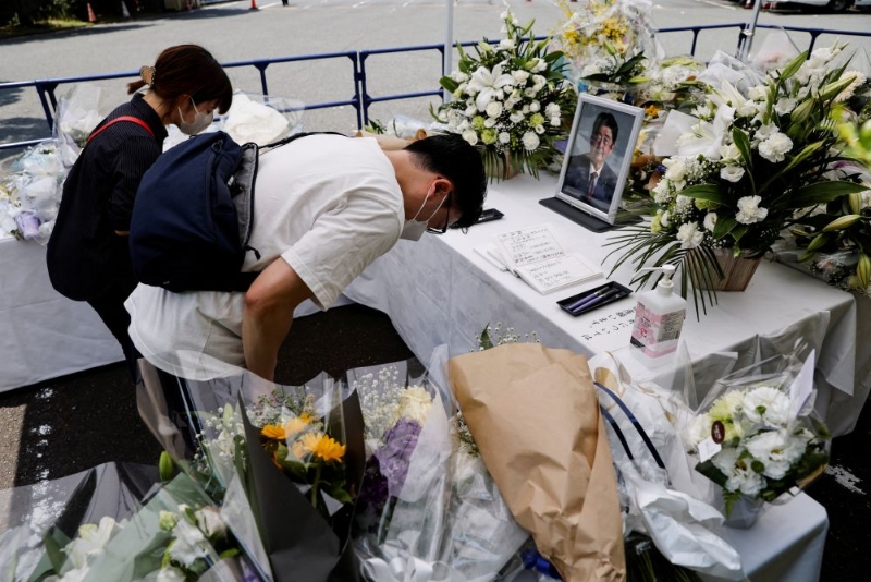 日本東京自民黨總部，祭壇上放置了一張已故日本前首相安倍晉三的照片，供哀悼者鞠躬。路透社圖片