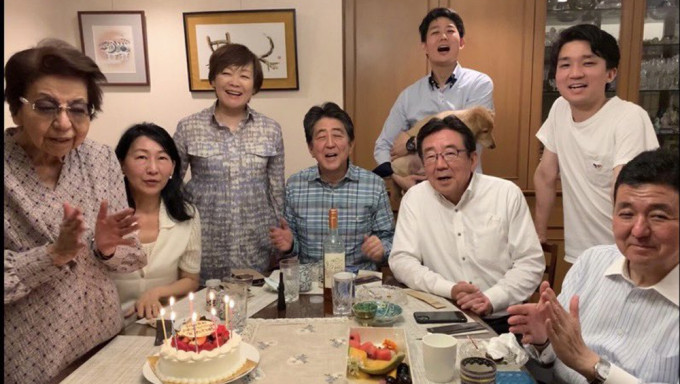 安倍3兄弟上月才為94歲母親慶生,久違相聚成最後合照,令人不勝唏噓。網圖