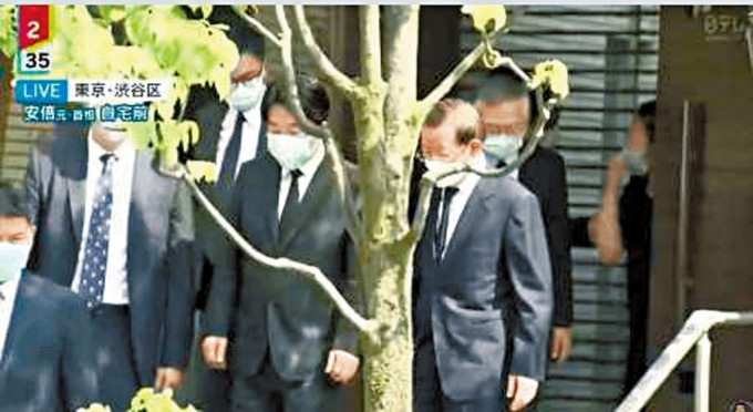 赖清德(中)与台湾驻日代表谢长廷(右)昨日到安倍家吊唁。 赖清德(中)与台湾驻日代表谢长廷(右)昨日到安倍家吊唁。