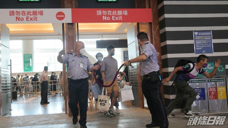 香港書展今日開幕，有市民急不及待衝入場。