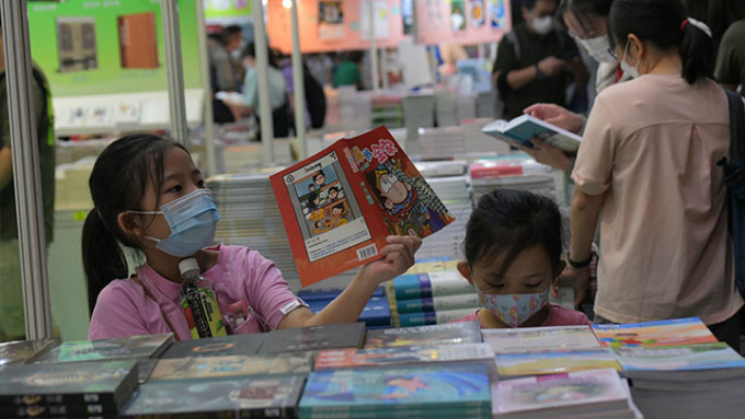 有家长预算花千多元为子女购买教科书及儿童图书等。