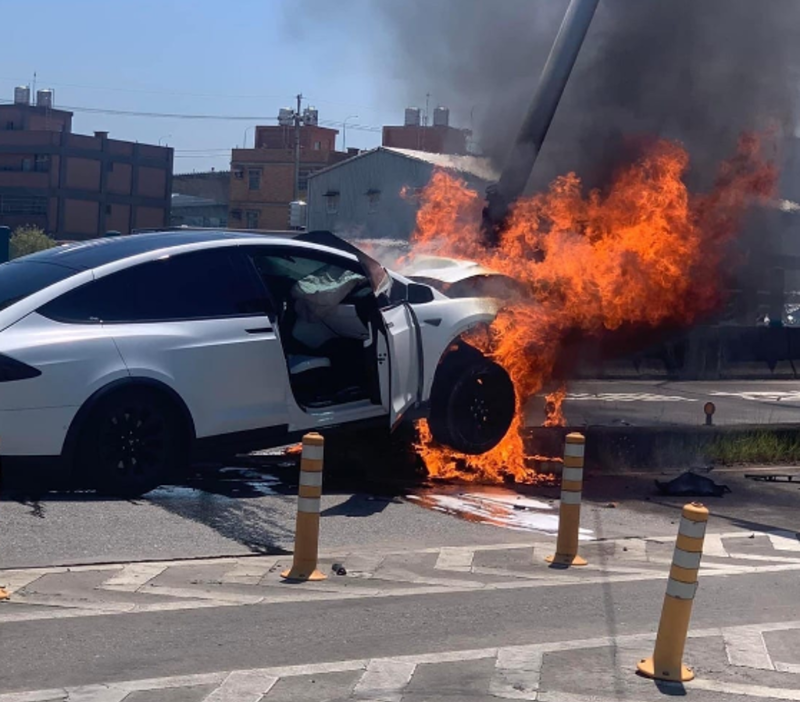 林志穎駕駛的特斯拉，半輛車陷入火海。（翻攝記者爆料網）