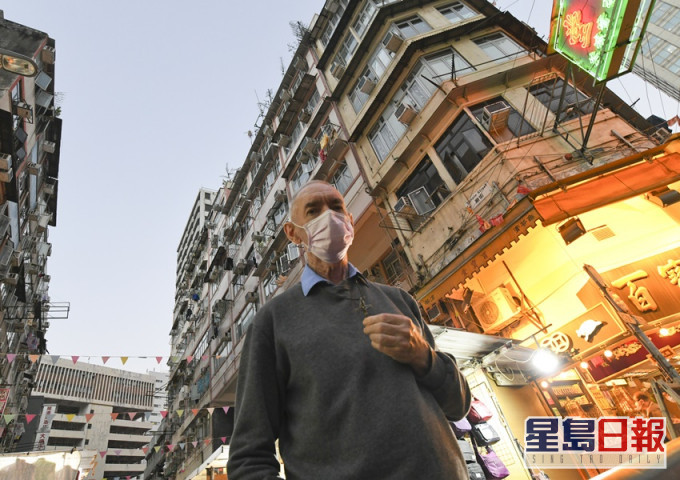 「廟街神父」胡頌恆疫情下變身包租公，為區內近七十名露宿者安排宿舍暫住。褚樂琪攝