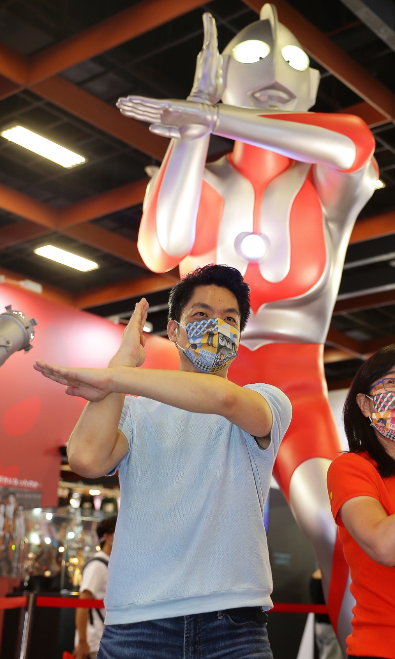 台北市長參選人蔣萬安28日出席第21屆漫畫博覽會開幕，在參觀展場時並且擺出超人力霸王的姿勢。（季志翔攝）