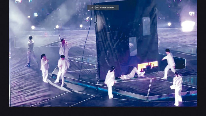 舞台上巨型電視如「巨刀」壓中一名舞蹈員,後者即時應聲倒地。
