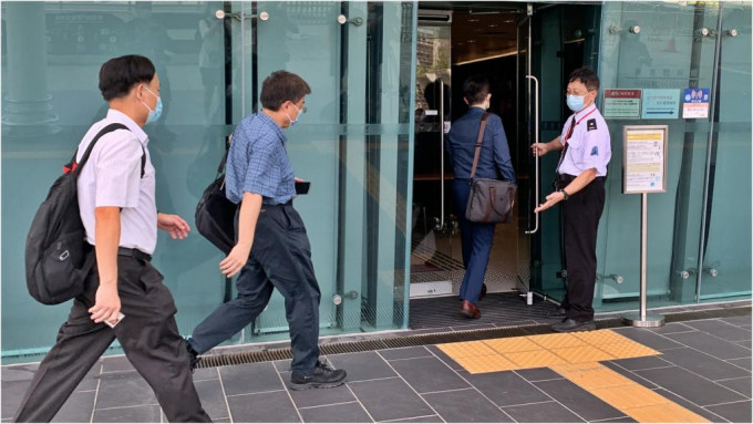 勞工處職員到紅館調查。