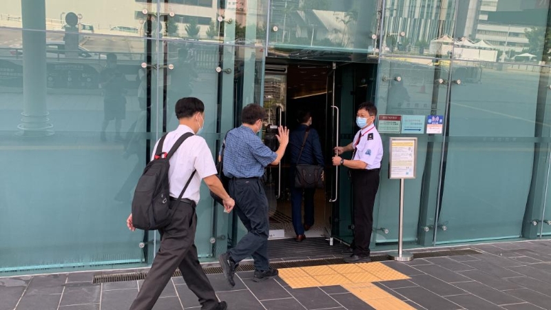 勞工處3名職員今早約9時10分,到紅館現場調查。