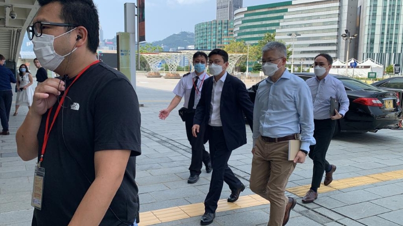 孙玉菡(深色西装外套)抵红馆。