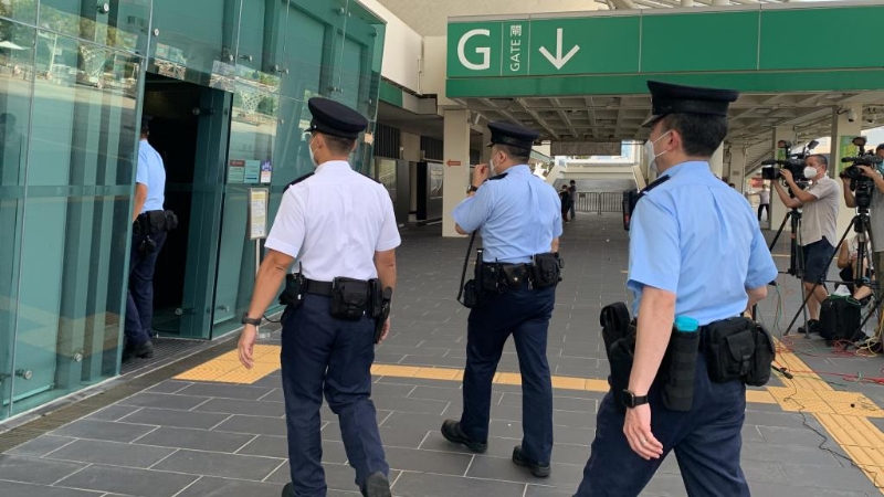 警员今早到红馆现场调查。