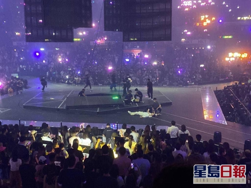 昨晚MIRROR演唱会,架空大萤幕掉下,压伤两名舞蹈员。