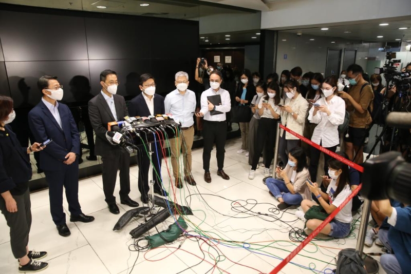 杨润雄(左三)等官员在红馆会见传媒。