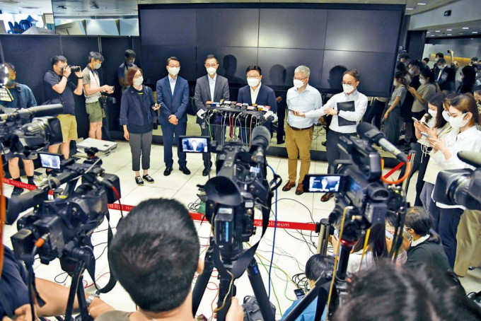 港府極度關注MIRROR演唱會跌大屏幕意外,表示會徹查追究。