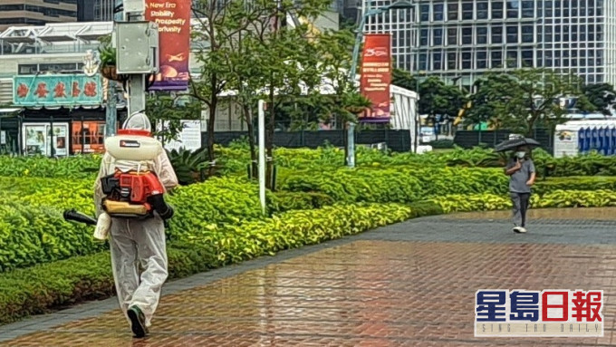楊永杰批評康文署職員雨天在添馬公園噴滅蚊霧，作用不大。