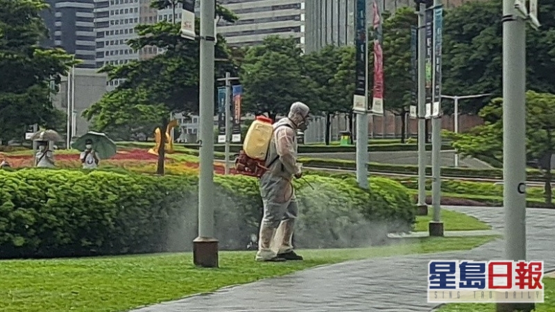 楊永杰批評康文署職員雨中噴滅蚊霧。