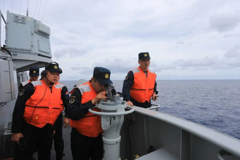 ▲海上航行补给，官兵位于驾驶室一侧观测操纵舰艇