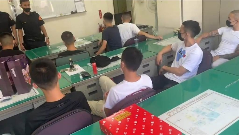 警方带回斗殴滋事者回派出所调查。 警方带回斗殴滋事者回派出所调查。