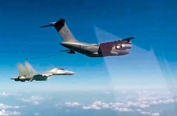 解放軍戰機在台海上空中加油。