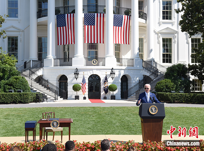 当地时间8月9日，美国总统拜登在白宫签署《芯片和科学法案》。图为拜登在签署法案前发表讲话。 <a target='_blank' href='/'>中新社</a>记者 陈孟统 摄