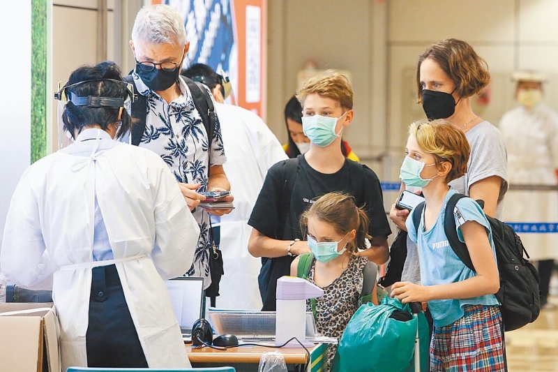 中央流行疫情指挥中心10日表示，自8月15日零时起，所有入境台湾旅客都不需提供搭机前2日内PCR报告。图为桃园机场入境旅客。