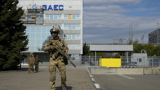 一名俄罗斯军人在乌克兰东南部俄军事控制区的扎波罗热核电站区域站岗。 AP
