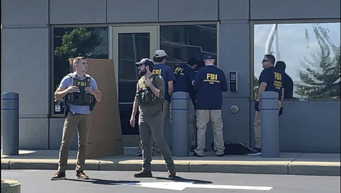 男子持槍圖闖FBI大樓，與警對峙6小時後被擊斃。AP