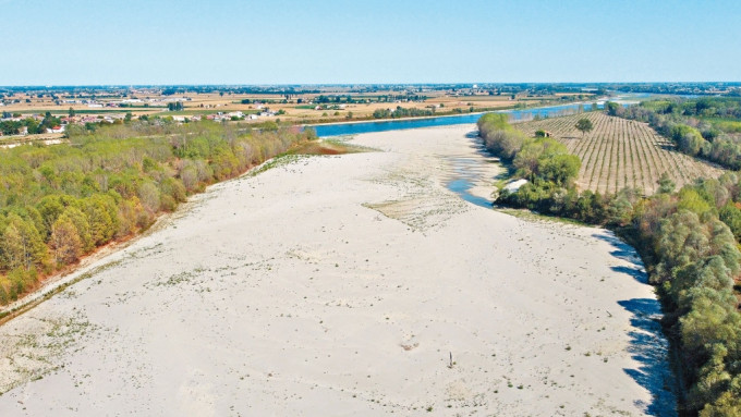 位于意大利塞尔米代的一段波河干涸见底。