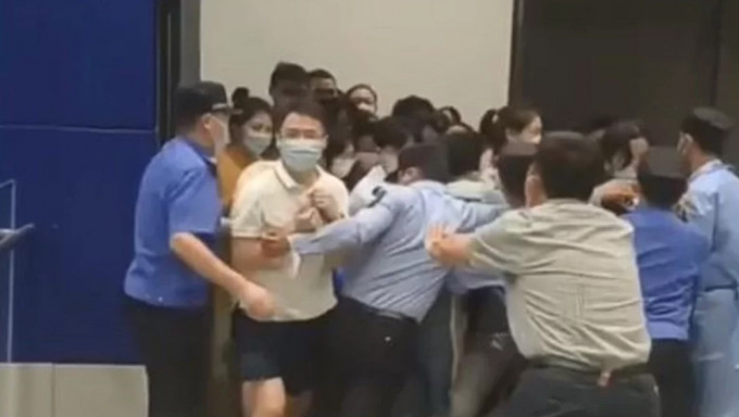 上海宜家临时管控，民众担心被隔离冲破保安堵门逃离。