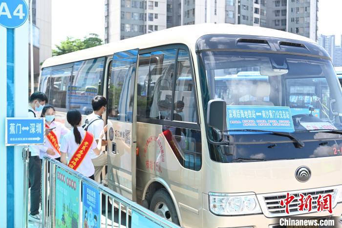 广州南沙开通至深圳巴士线路 陈骥旻 摄