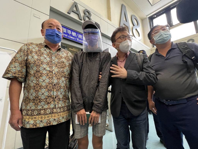 國民黨立委鄭正鈐、洪孟楷與吳斯懷赴柬考察,關切近期發生頻繁的人口拐賣事件,18日返台藍委救出一名赴柬打工的青年(左二)。(范揚光攝)