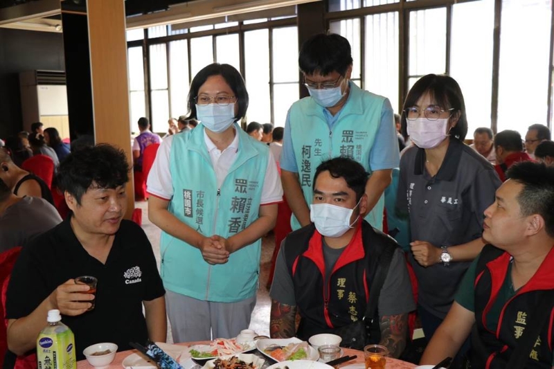 民眾黨桃園市長參選人賴香伶(左二)對柬埔寨詐騙案發表看法,認為應加強跨部會合作遏止。(蔡明亘攝)