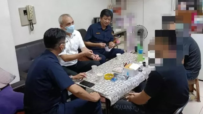 台灣警方上門勸說執意赴柬男子，並要安排將其護照報廢阻止他出境。網上圖片