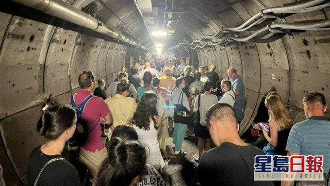 英法隧道有列車故障,大批乘客需使用緊急通道疏散。網上圖片