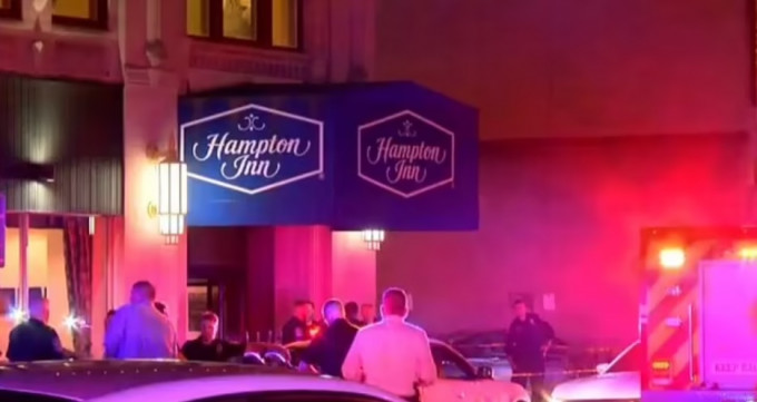 枪击发生于这家旅馆门外。