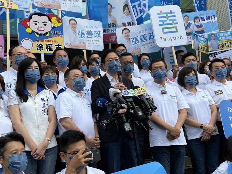 國民黨桃園市長參選人張善政1日已委託律師團,將於完成登記參選後正式到法院提告,控訴桃園市長鄭文燦、民進黨桃園市長參選人鄭運鵬誹謗和意圖使人不當選,盼以訟止謗,讓負面抹黑有所收斂。。(蔡依珍攝)