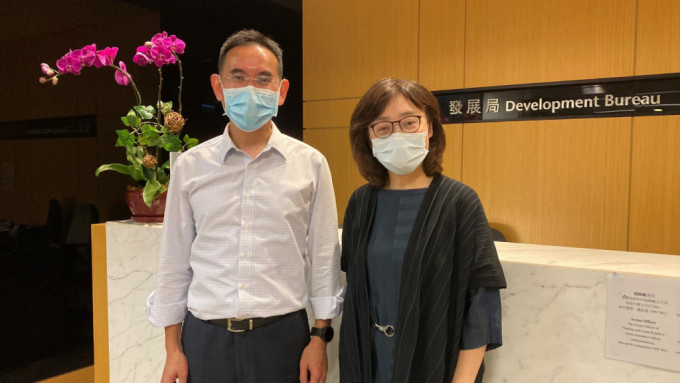 發展局副局長林智文(左)今日正式上任,局長甯漢豪(右)歡迎他加入團隊。